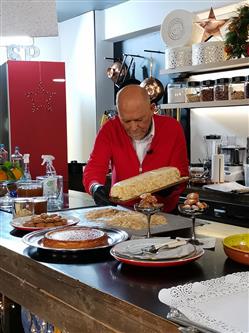 Γλυκές αλχημείες - Χριστουγεννιάτικες συνταγές - Μελομακάρονα, κορμός αμυγδάλου, cheesecake με σπιτική salted caramel