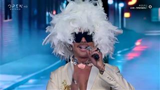 «Εγώ δεν ήμουν αλήτης» λέει ο Λάκης Γαβαλάς μόνος του στην σκηνή!